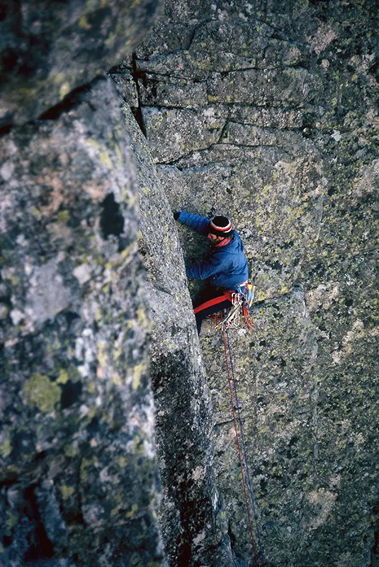 Escalada del gran diedro de la vía Mari Paz en la cara NO del Risco Gordo, 1986.